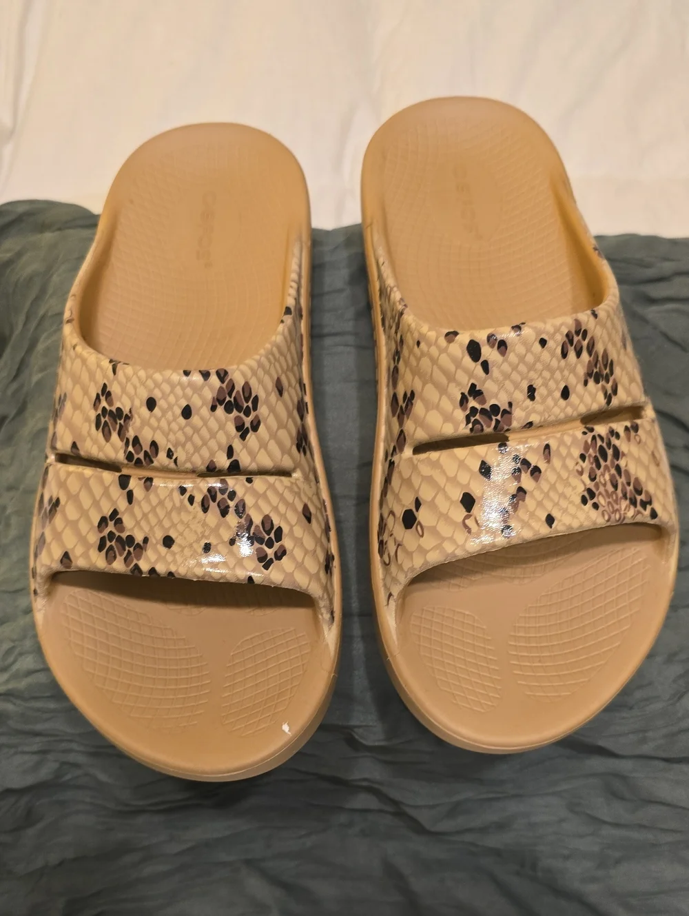 Women's (10)/ Men's (8)  Beige Snake-Print Slide Sandals
